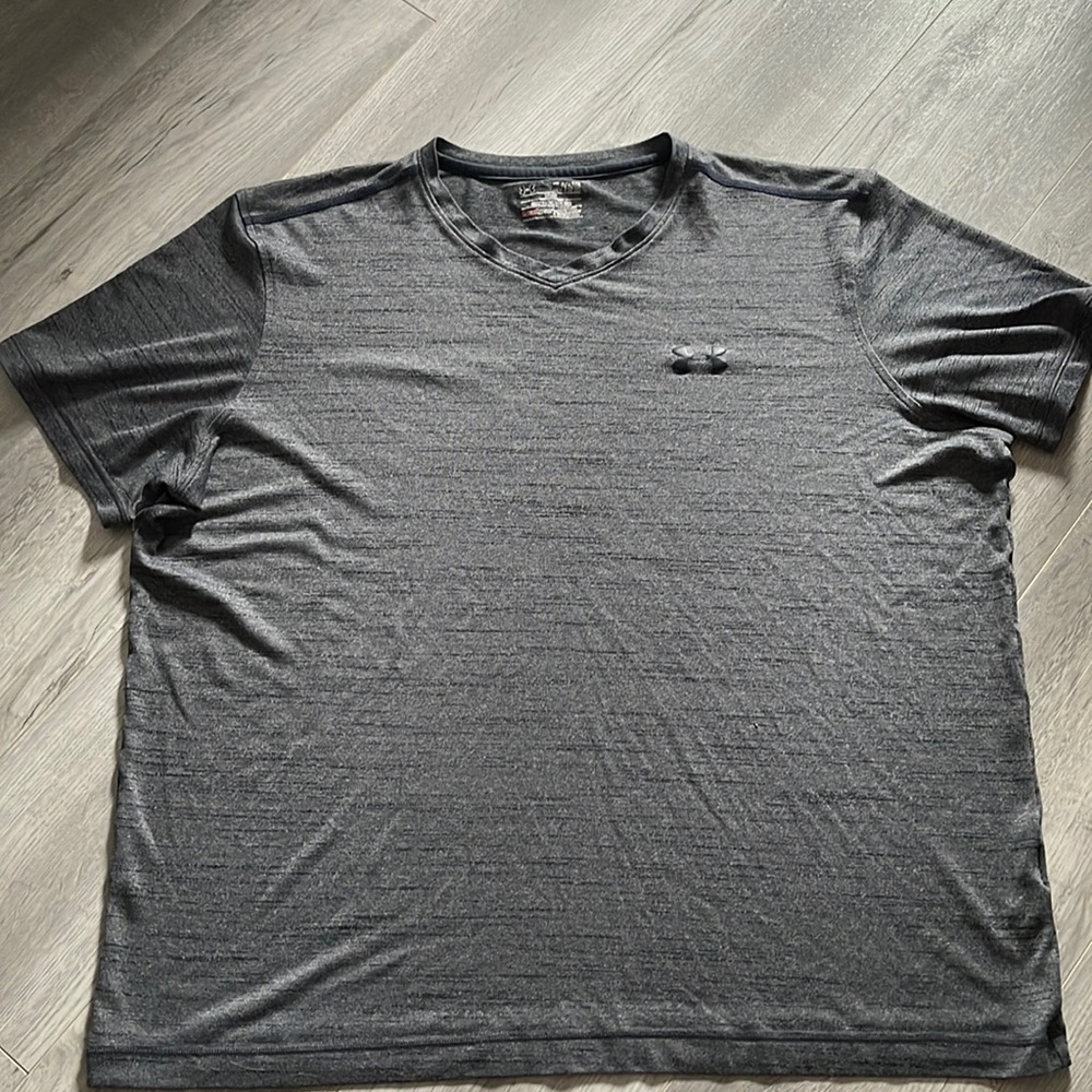Under  Armour heat gear v neck shirt size XL
